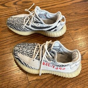 Yezzy adidas worn but still good condition size 5